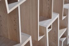 Detail des schmalen Bücherregals in Eiche - KAO TRIPLE von Drugeot Manufacture