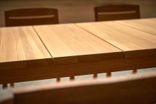 Detail der Tischplatte vom Massivholztisch FLORIS in Teak Detail der Tischplatte vom Massivholztisch FLORIS in Teak