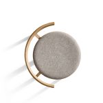 Draufsicht auf den stapelbaren Esszimmerstuhl LUNAR CHAIR FORM & REFINE in Eiche geölt mit grau gepolsterter Sitzfläche Esszimmerstuhl aus Holz mit grauen Polster - Der Lunar Chair von Form and Refine