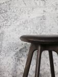 Ton in Ton wirkt der Barhocker PAULINE von Brdr. Krüger aus geräuchertem Eichenholz mit braunem Lederpolster besonders edel Brdr. Krüger - PAULINE BAR STOOL Design Barhocker in Eiche mit Polster braun