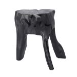 Kein Hocker ROOTS von Jan Kurtz gleicht dem anderen: Der Korpus entsteht aus einer natürlich gewachsenen Teakholzwurzel ROOTS von Jan Kurtz - schwarzer Hocker aus Holz