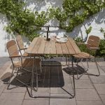 Das Gartenmöbelset LILIUM von Skagerak by Fritz Hansen ist in zwei verschiedenen Varianten erhältlich.: Den Tisch ergänzen wahlweise vier Stühle oder zwei Stühle und eine Bank LILIUM von Skagerak Gartenmöbelset aus Holz und Metall für vier Personen