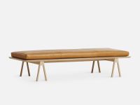 Relaxliege LEVEL DAYBED im dänischen Design von WOUD aus Holz in Eiche, weißpigmentiert lackiert und cognacfarbenem Leder Relaxliege aus Holz in Eiche und Leder in cognac - LEVEL DAYBED von WOUD
