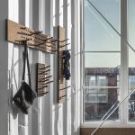 Die Wandgarderobe SCOREBOARD von We Do Wood aus Kork ist in zwei Größen und zwei unterschiedlichen Ausrichtungen erhältlich We Do Wood - SCOREBOARD Design Garderobe mit Kork für die Wand