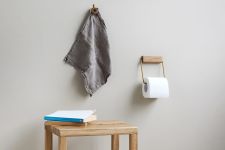 Reduzierte Formen, moderne Materialien und eine hochwertige Verarbeitung kennzeichnen den Toilettenpapierhalter TOILET ROLL HOLDER für die Wand von MOEBE Toilettenpapierhalter für die Wand - Toilet Roll Holder von Moebe