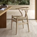 Die charakteristische Y-förmige Rückenlehne gibt dem CH24 Esstischstuhl von Carl Hansen & Søn seinen Spitznamen "Y-Chair" CH24 Wishbone Chair Carl Hansen and Son Design Esstischstuhl