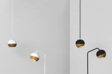 Kleine Kugellampe im minimalistischem Design in weiß und schwarz mit Holz - RAY PENDANT von Mater