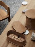 Die 150 cm breite und 70 cm tiefe Tischplatte des modernen Design Schreibtisch OUTLINE DESK von Kristina Dam bietet eine großzügige Arbeitsfläche Schreibtisch im modernen Design aus Eiche - Outline Desk von Kristina Dam