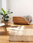 Das warme Eichenholz, aus dem die Sitzbank CORRELATION gefertigt ist, bringt Natürlichkeit in den Wohnraum moderne Sitzbank mit Aufbewahrung aus Eiche - CORRELATION BENCH von We Do Wood