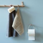 Der Toilettenpapierhalter TOILET PAPER HOLDER aus Eichenholz von by Wirth fügt sich dank seines zeitlosen Designs in nahezu jedes Badezimmer ein TOILET PAPER HOLDER von by Wirth - Toilettenpapierhalter in Eiche