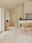 Modernes Küchensetting mit dem Esstischstuhl CH24 Wishbone Chair von Carl Hansen & Søn Carl Hansen and Son CH24 Wishbone Chair Design Esstischstuhl für das Esszimmer in Eiche