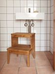 Im Badezimmer erleichtert der Tritthocker A LINE STEPSTOOL von FORM & REFINE Kindern den Zugang zum Waschbecken Form & Refine A LINE STEPSTOOL - Tritthocker aus Eichenholz im Badezimmer
