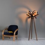 Design-Holzleuchte SKIPPER mit Gestell und Schirm in Walnuss Design-Holzleuchte mit Gestell und Schirm in Walnuss von Tom Raffield - SKIPPER