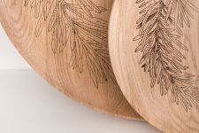 Detail Holzteller rund aus Eiche mit Gravur - SERVING TRAYS von Rio Lindo