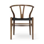Vorderansicht des Design Esstischstuhls CH24 Wishbone Chair von Carl Hansen & Søn in Eiche, rauchfarben geölt mit Sitz aus schwarzen Papierkordeln Design Esstischstuhl Vorderansicht CH24 Wishbone Chair von Carl Hansen and Son