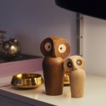 Dank gut durchdachtem Design lassen sich die Köpfe der Eulen OWL aus Holz von architectmade flexibel ausrichten - so ist die eine Eule der anderen leicht zugewandt Architectmade - OWL Holzfiguren Eulen aus Holz in Eiche