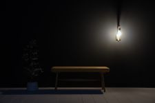 Elegante Wandleuchte WHEAL WALL LIGHT aus Holz von Tom Raffield - Abbildung mit Wandanschluss elegante Wandleuchte aus Holz von Tom Raffield - WHEAL WALL LIGHT