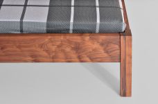 Detailansicht der Holzmaserung und Standfüße des Bettes VILLA von vitamin design in der Holzart Nussbaum Massivholz Bett amerikanischer Nussbaum VILLA von vitamin design