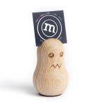 Die kleine Dekofigur GHOSTS aus Holz von The Oak Men hält gleichzeitig kleine Karten und Notizen bereit Deko Holzfigur in klein als Halterung - GHOSTS von The Oak Men