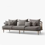 Das moderne Sofa FLY SC12 von &tradition aus geräuchertem Eichenholz und dunkelgrauen Stoffbezug FLY SC12 von &tradition skandinavisches Sofa in Eiche geräuchert und dunkelgrau