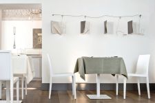 Moderner Designer Stuhl YOUNG 420 in Eiche, weiß gebeizt von Pedrali als elegante Sitzgelegenheit im Restaurant Stuhl YOUNG in weiss gebeizt von Pedrali
