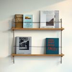 MAGAZINE SHELVING von MOEBE - Zeitschriftenregal für die Wand in Eiche geölt / Edelstahl 