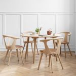 Das weiß geölte Eichenholz aus dem der gepolsterte Esszimmerstuhl IN BETWEEN SK2 von &tradition hergestellt ist schafft einen natürlichen Look gepolsterter Esszimmerstuhl Holz IN BETWEEN SK2 von &tradition