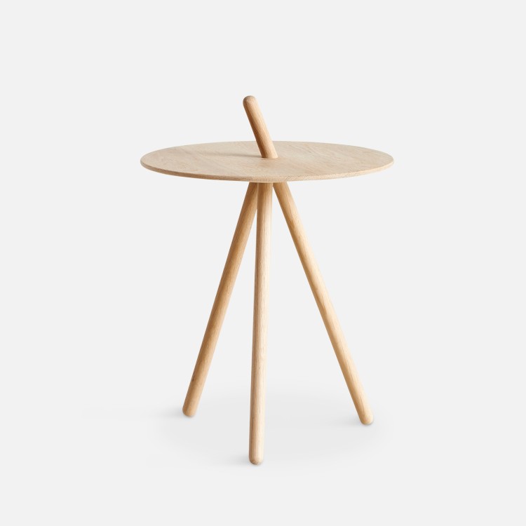 Beistelltisch aus Holz COME HERE von WOUD I HolzDesignPur