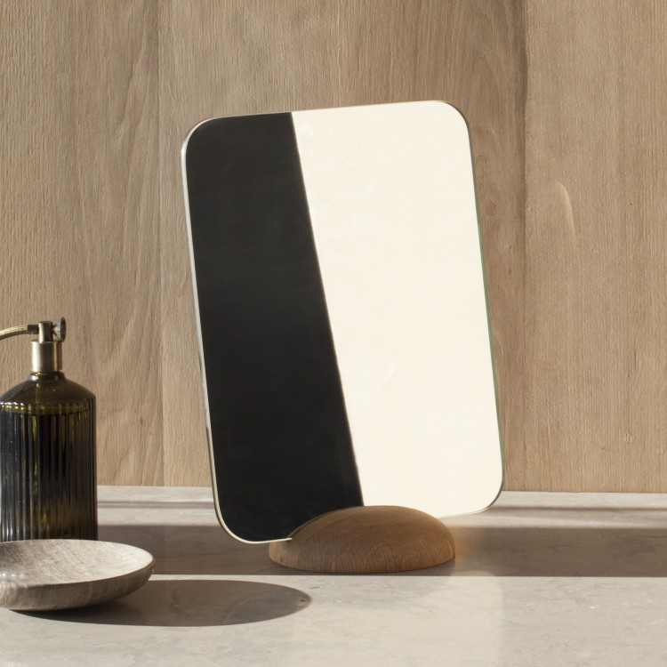 Kosmetikspiegel GRIDY ME mit Fuß aus Holz von WOUD | HolzDesignPur