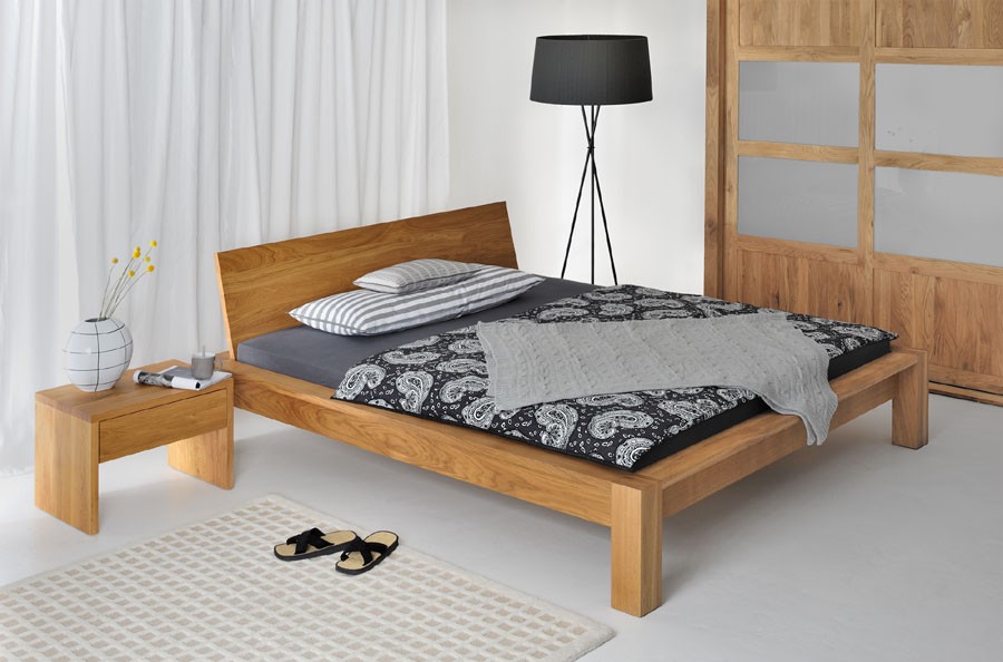 Bett taurus aus massivholz von vitamin design Design bett massivholz