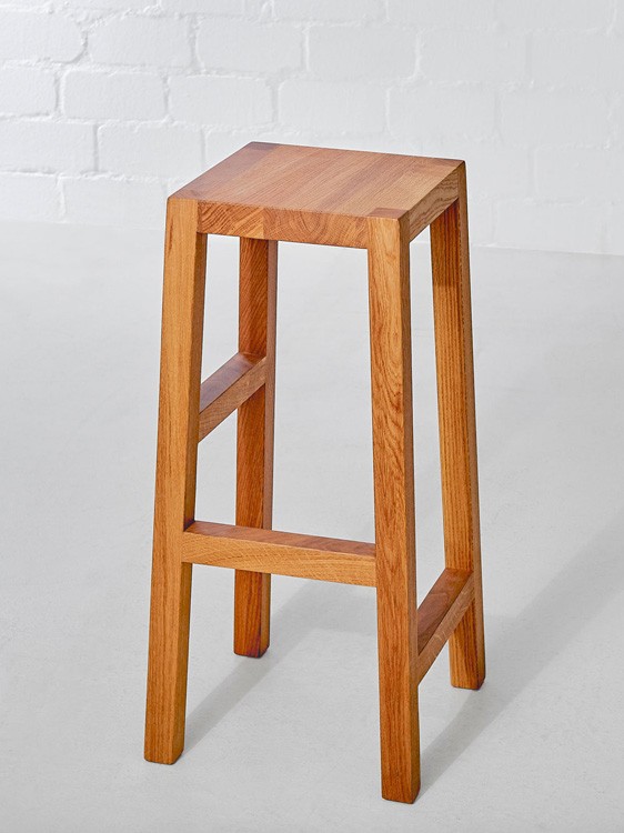 Barhocker Aus Massivholz Tantum Von Vitamin Design Holzdesignpur
