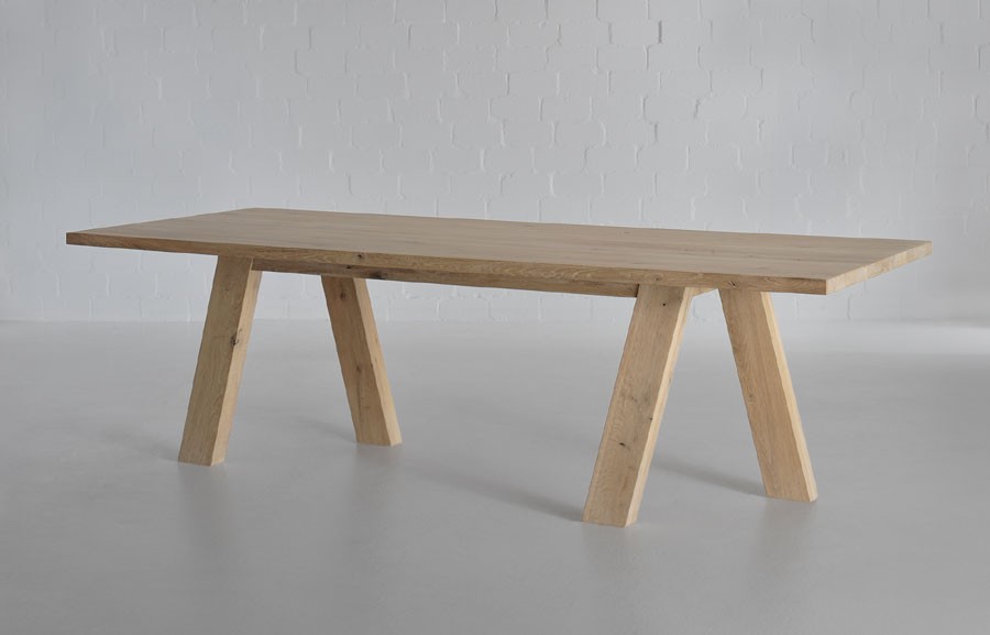Designer Tische kombinieren den Glanz vom Metall mit der Wärme vom Holz